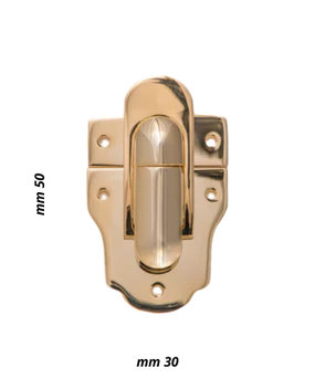 Dettaglio della serratura in vero ottone oro lucido di un baule in pelle, Piatti Milano