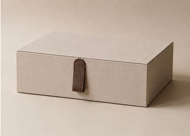 Scatola contenitore per letto in lino greige sabbia con maniglia in pelle — Piatti Milano