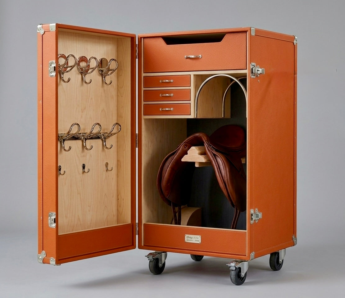 Grande_baule_da_equitazione_rettangolare_in_vera_pelle_liscia_color_cognac_con_struttura_rigida_e_angoli_rinforzati_vista_frontale_Piatti_Milano