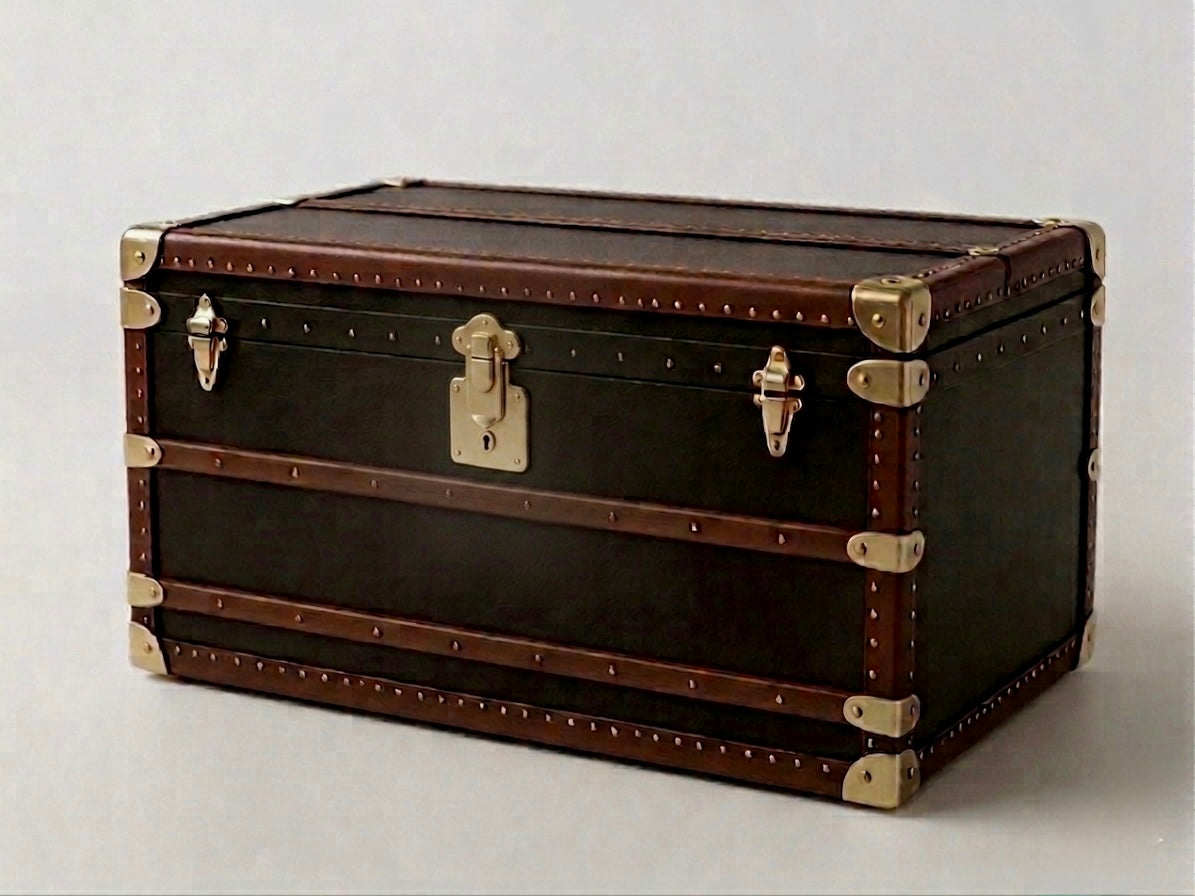 Baule in vera pelle marrone scuro con finiture in ottone, steamer trunk Piatti Milano