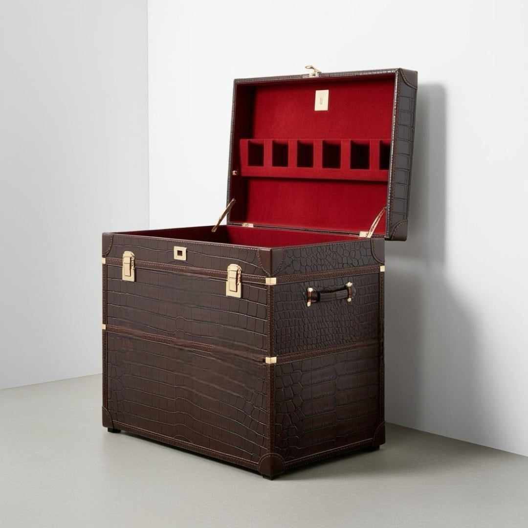 Baule in pelle marrone aperto con interno rosso e ripiani, Piatti Milano