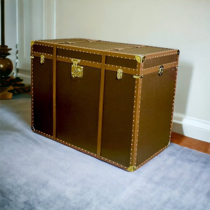 Baule in vera pelle marrone chiuso con finiture in ottone, Piatti Milano