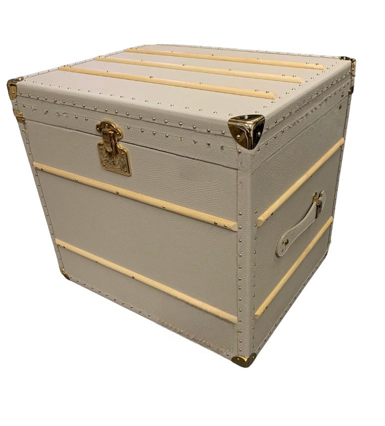 Baule in vera pelle grigio chiaro con finiture in ottone, vista di tre quarti, steamer trunk artigianale Piatti Milano