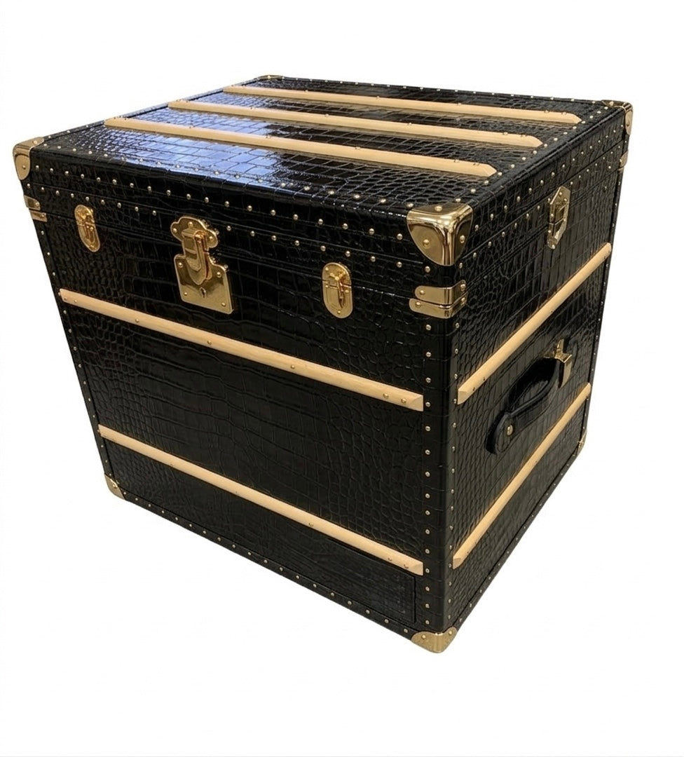 Baule in vera pelle nera lucida stampa coccodrillo con finiture in ottone, steamer trunk artigianale Piatti Milano