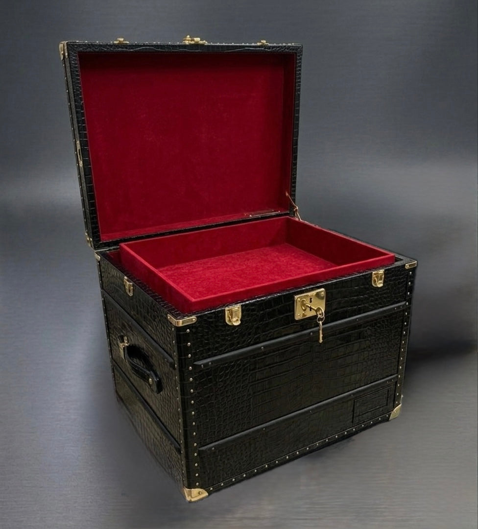 Baule in pelle nera con borchie e finiture in ottone, aperto con interno rosso in alcantara, steamer trunk artigianale Piatti Milano