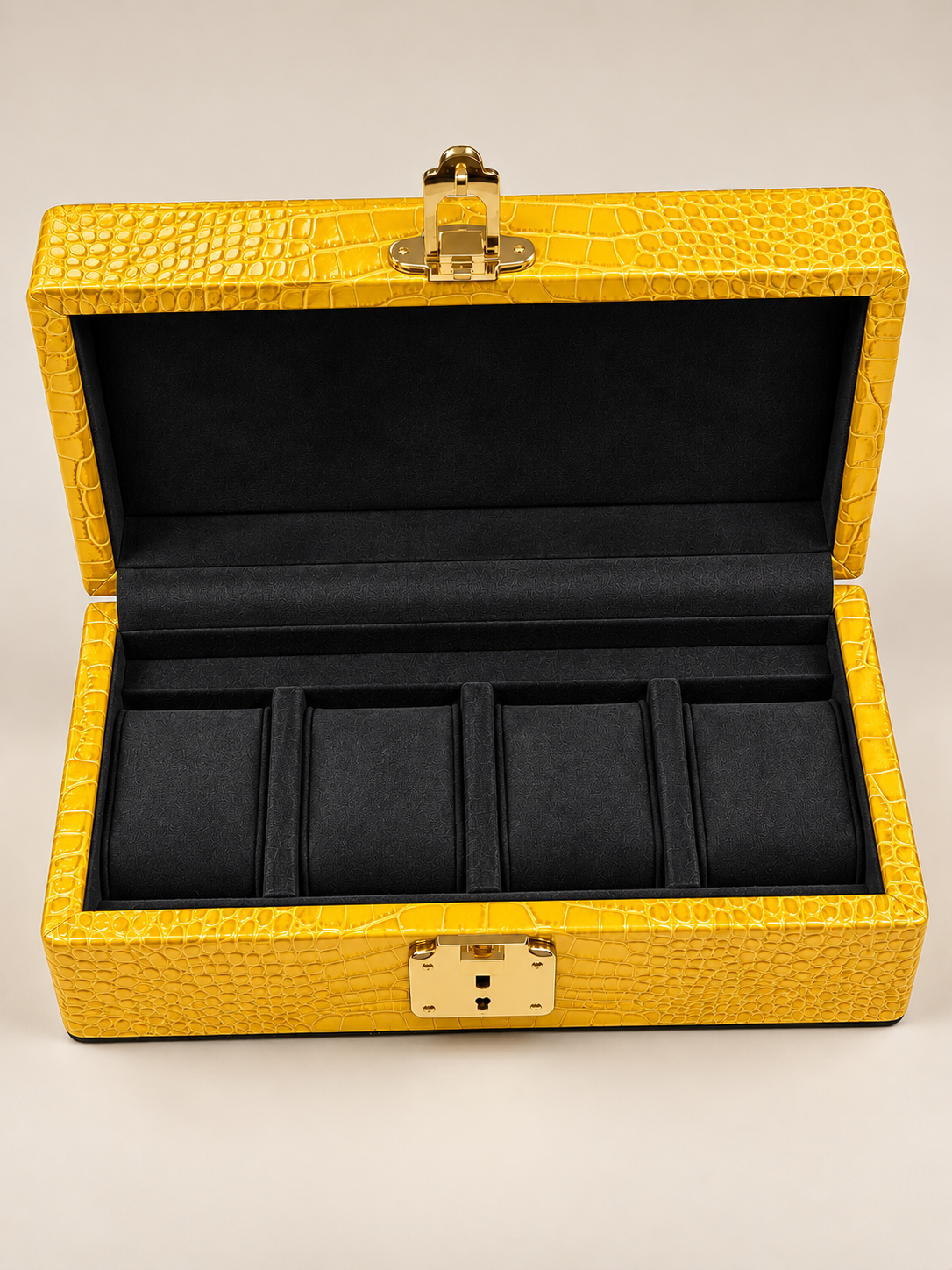 Scatola porta orologi artigianale a 4 posti, esterno giallo banana in vera pelle texture coccodrillo, interno nero e chiusura in ottone, realizzata su misura da Piatti Milano.
