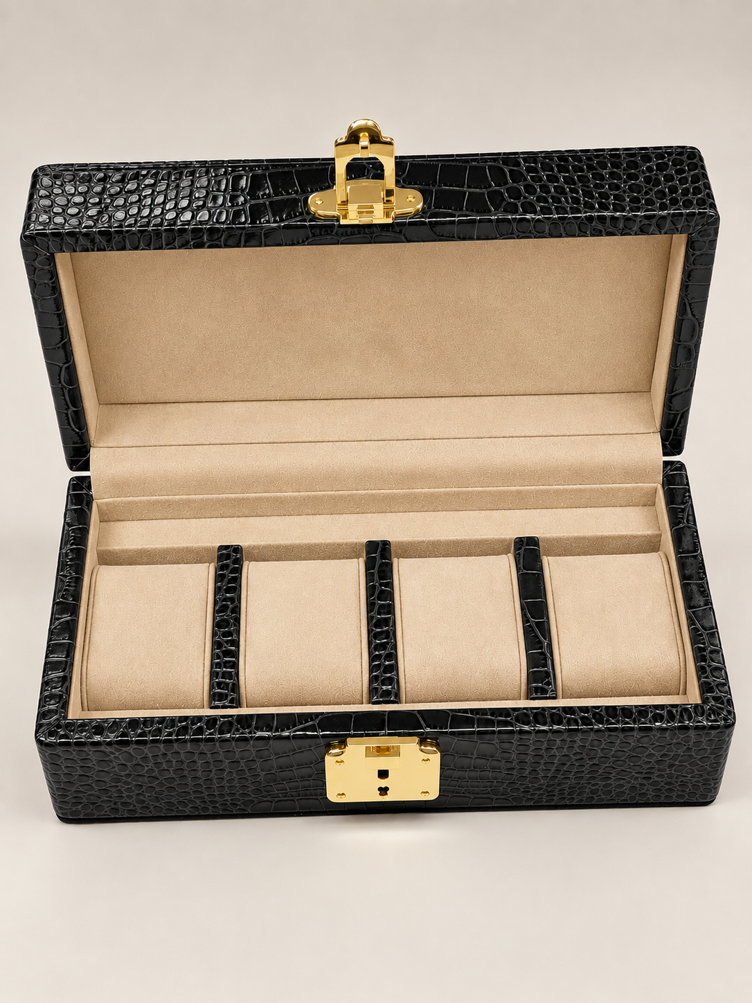 Scatola porta orologi artigianale a 4 posti, esterno nero lucido in vera pelle texture coccodrillo, interno nero e chiusura in ottone, realizzata su misura da Piatti Milano.