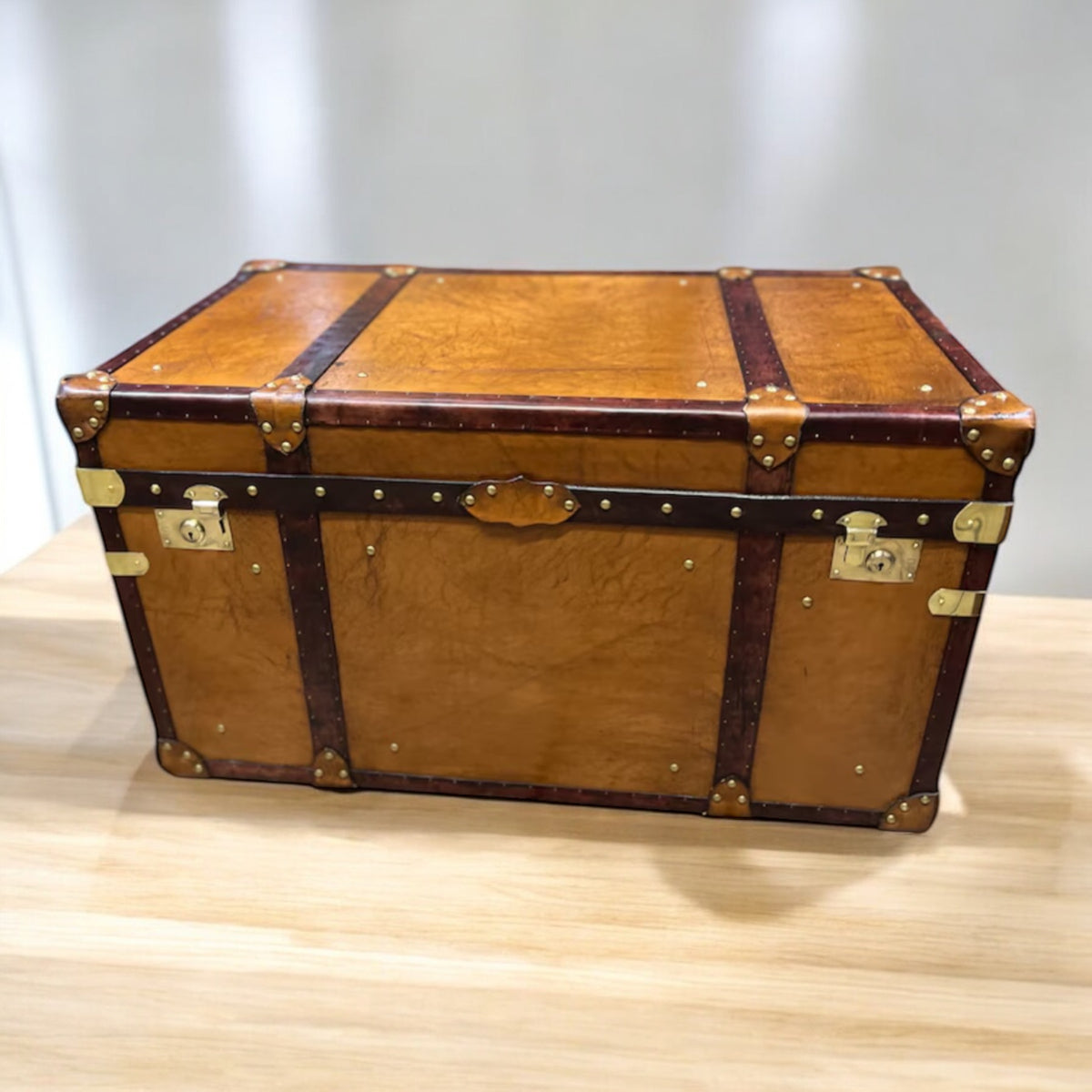 Baule vintage in pelle color cuoio con finiture in ottone, Piatti Milano