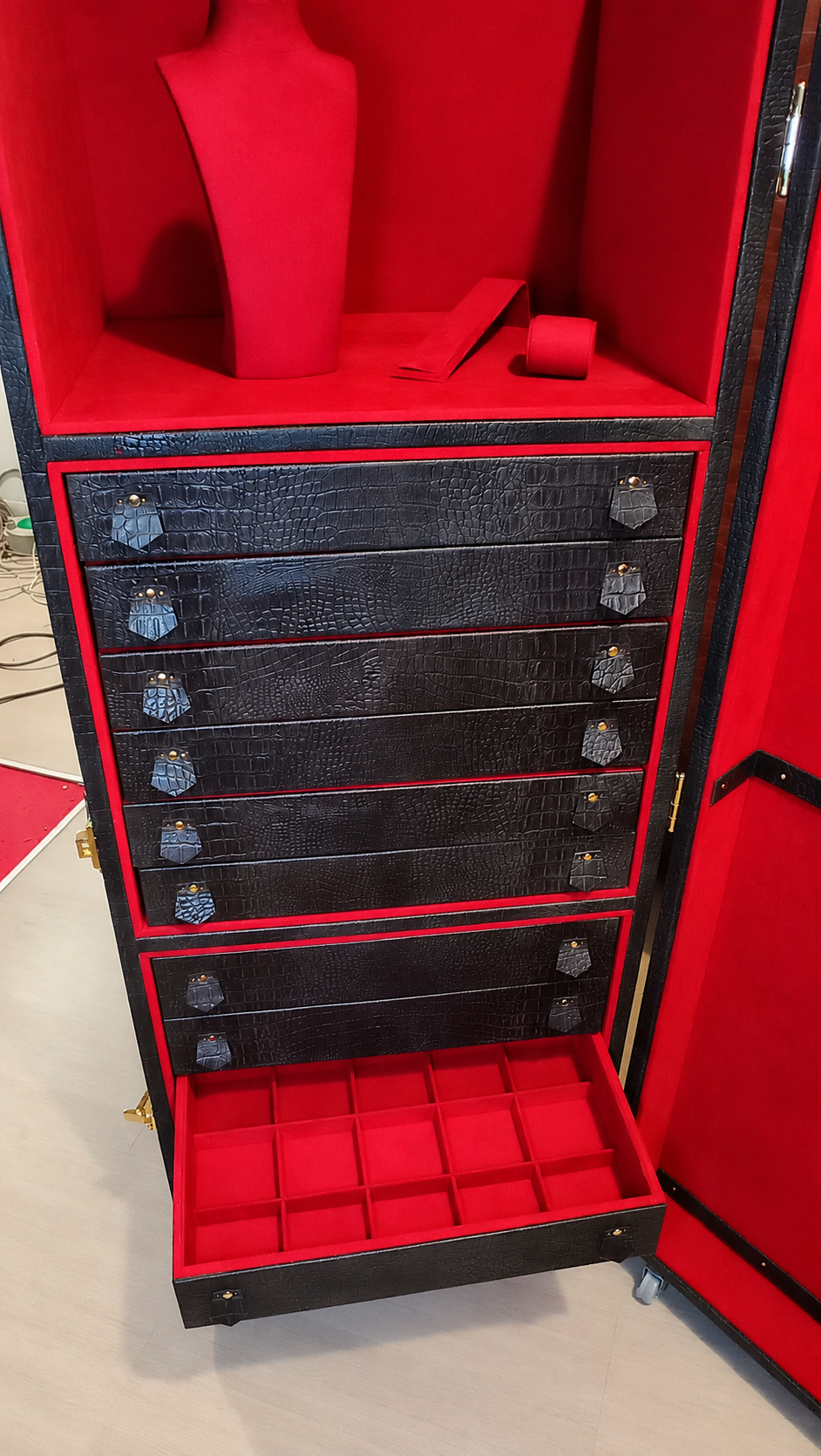 Cassetti portagioie in pelle coccodrillo e vassoio porta orologi rosso in un baule su misura, Piatti Milano