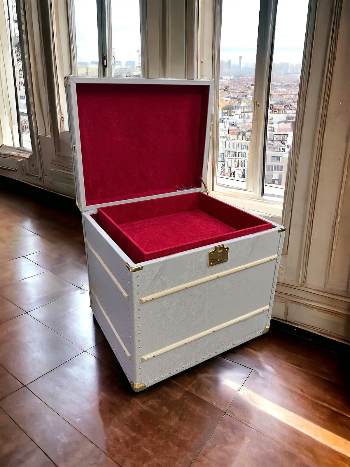 Baule in vera pelle grigio chiaro aperto con cassetto estraibile rivestito in alcantara rossa, steamer trunk artigianale Piatti Milano