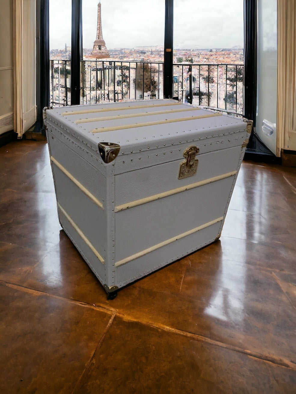 Baule in vera pelle grigio chiaro con finiture in ottone su parquet, Piatti Milano