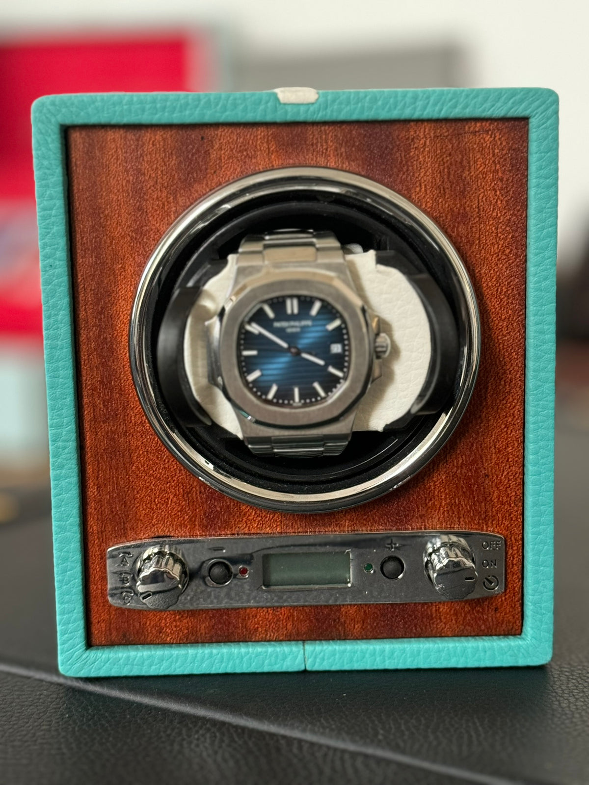 "Dettaglio Watch Winder Portofino Made in Milano, rivestimento in ecopelle nautica e legno di mogano – Piatti Milano"