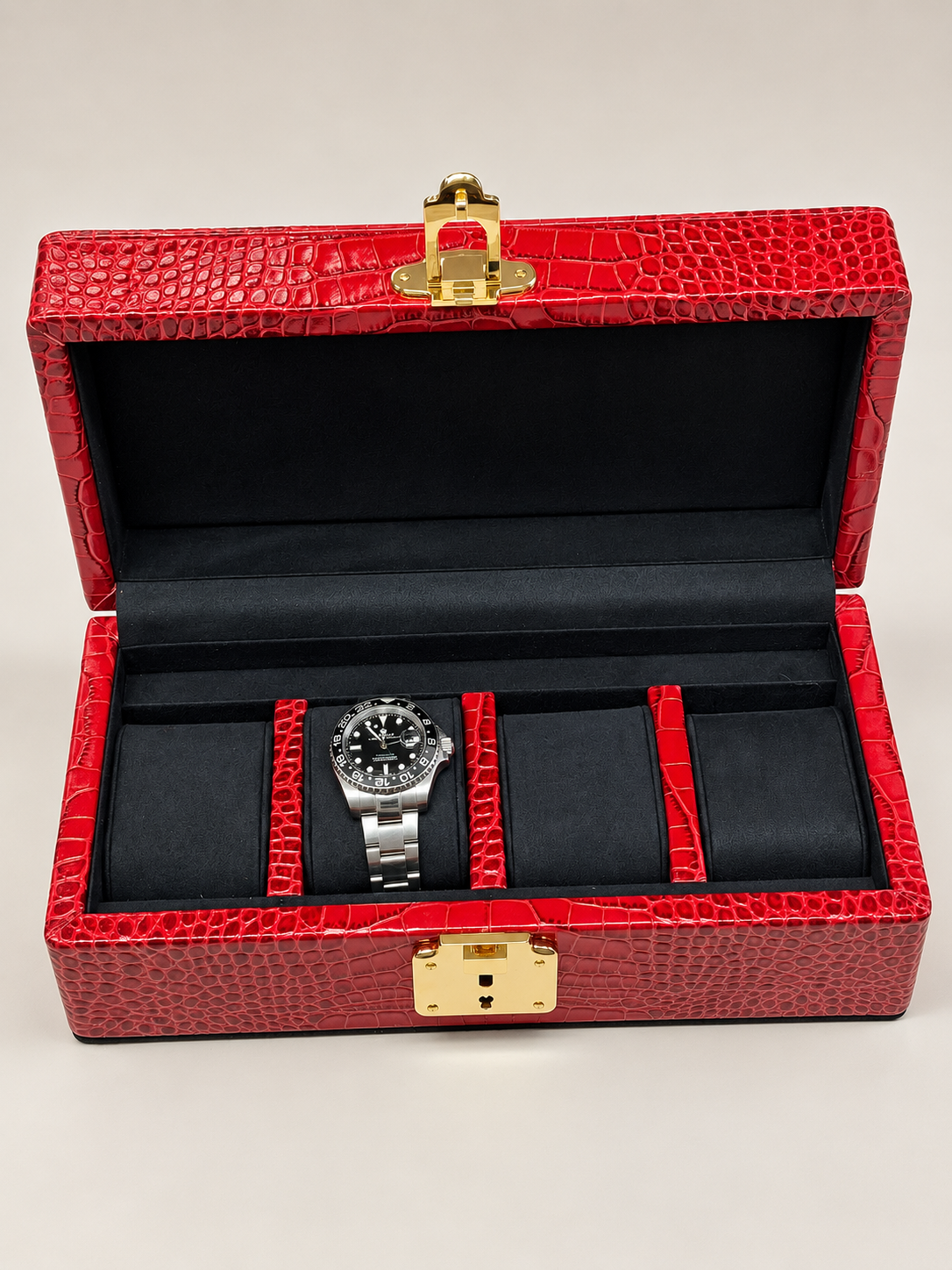 Scatola porta orologi artigianale 4 posti in vera pelle texture coccodrillo rossa, interno nero e chiusura in ottone, realizzata su misura da Piatti Milano