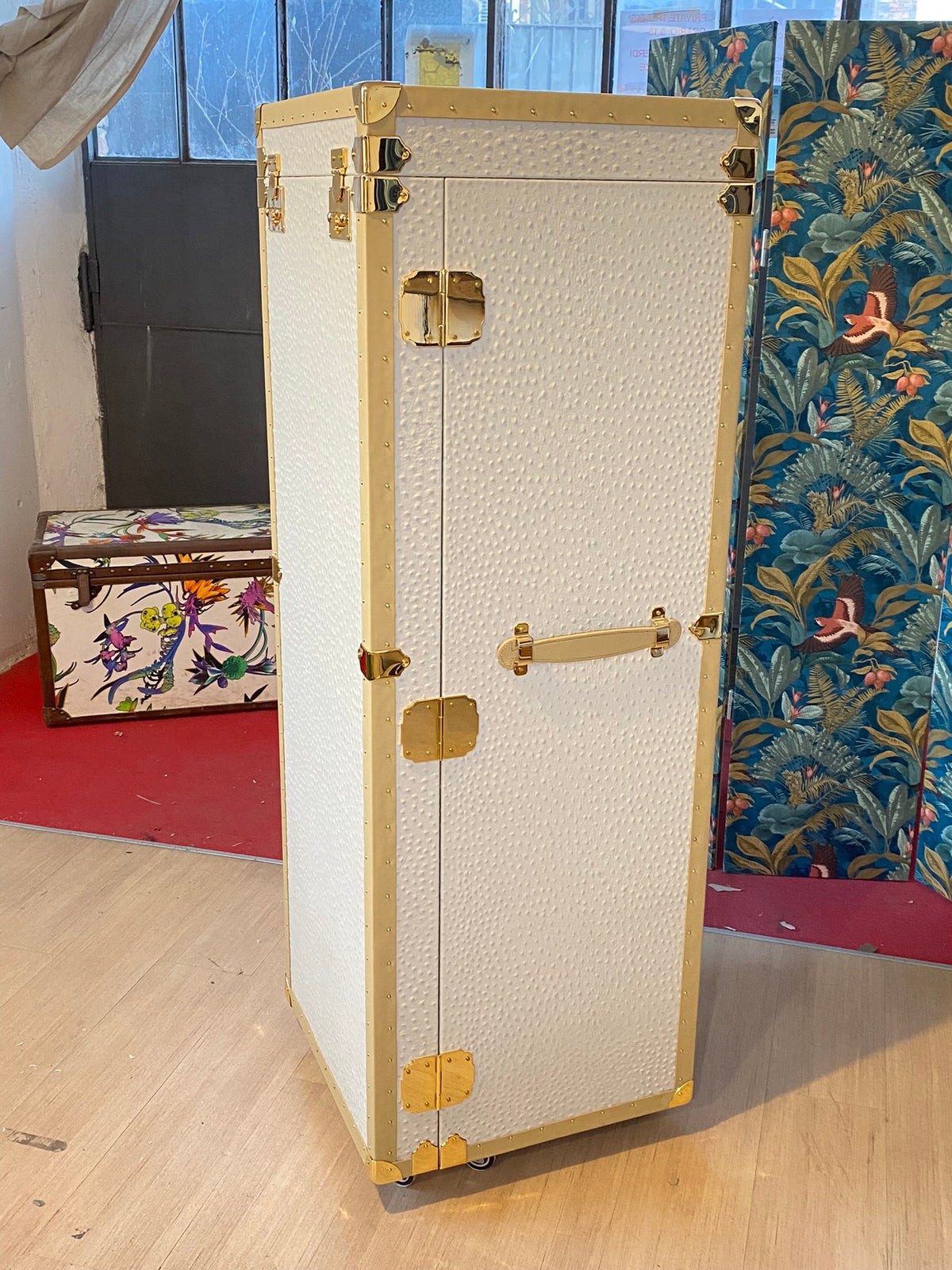 Baule armadio in pelle bianca con finiture in ottone, Piatti Milano